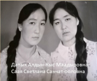 Өвүр кожуунга библиотека херээниӊ таваан салгаш, хөгжүдүп каан, хөй чылдар дургузунда Өвүр кожууннуӊ төпчүткен номнар саӊнарыныӊ четкизин билдилиг удуртуп чораан Светлана Санчат-ооловна Сааяныӊ дугайында барымдааларны келир салгалдарга төөгү арны кылдыр арттырары &ndash;биле &laquo;Улуг үжүктен библиотекарь&hellip;&raquo; деп материалды бараалгатывыс.
